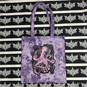{{productViewItem.photos[photoViewList.activeNavIndex].Alt || productViewItem.photos[photoViewList.activeNavIndex].Description || 'Шоппер BF WorldWide - Tie Dye Kraken'}}