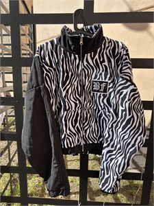 {{productViewItem.photos[photoViewList.activeNavIndex].Alt || productViewItem.photos[photoViewList.activeNavIndex].Description || 'Ветровка BF WorldWide  - The Night Zebra'}}